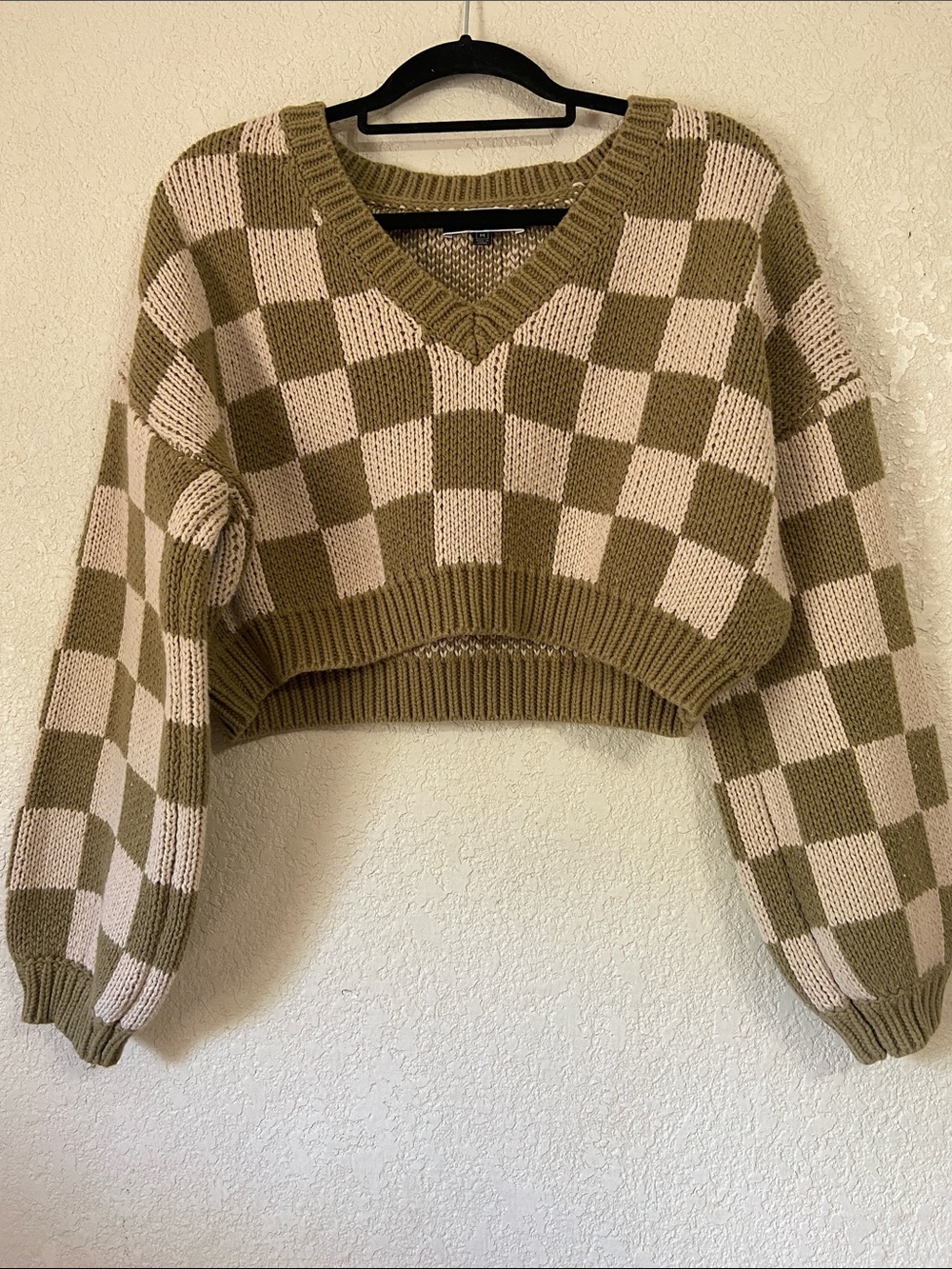 Blue Blush cropped checkered V-Neck Sweater